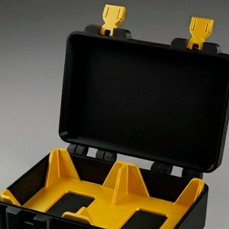 Deckbox impressa em 3D aberta, com divisórias amarelas para cartas