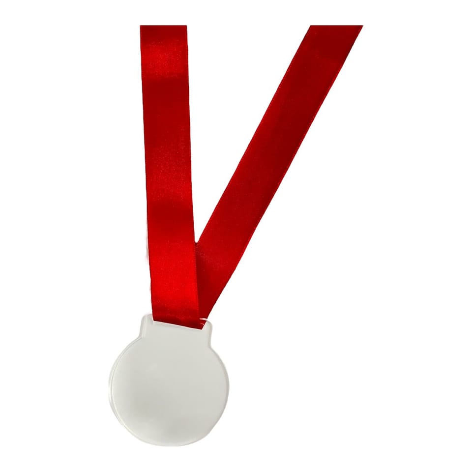 Medalha de acrílico cristal com fita de cetim vermelha
